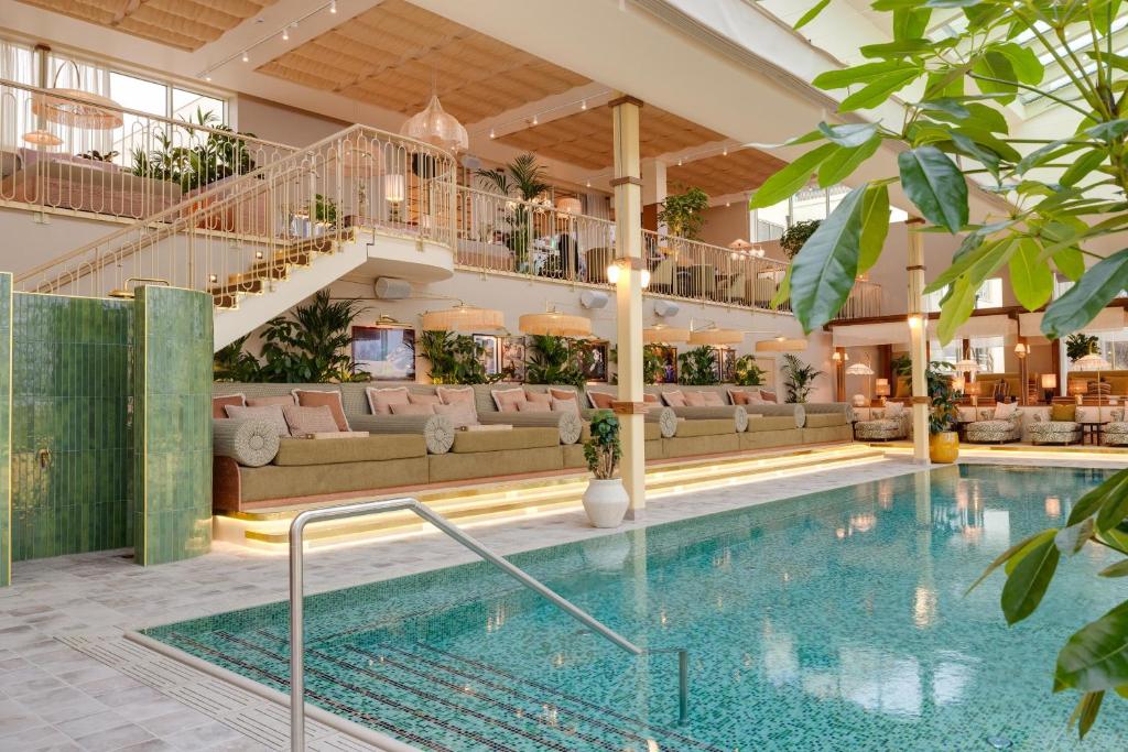 Country Club Gallery