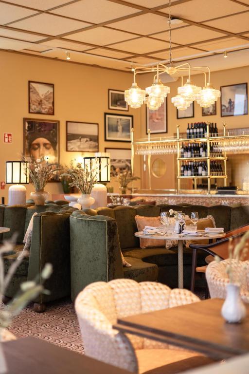 Country Club Gallery